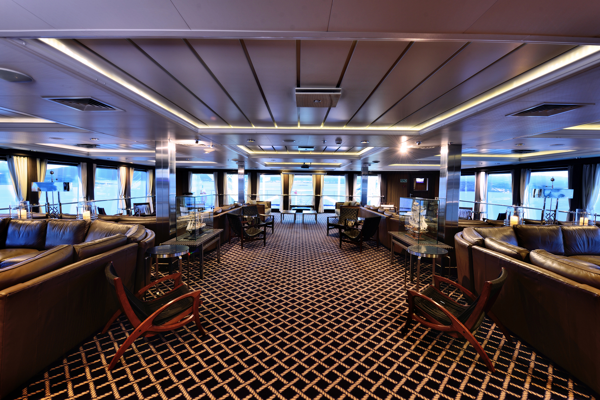 Australis Stella Australis Sky Lounge 2.jpg